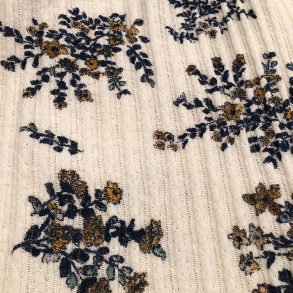 EUC Lucky Brand Cold shoulder Cream w blue flowers Size Small - Picture 6 of 6